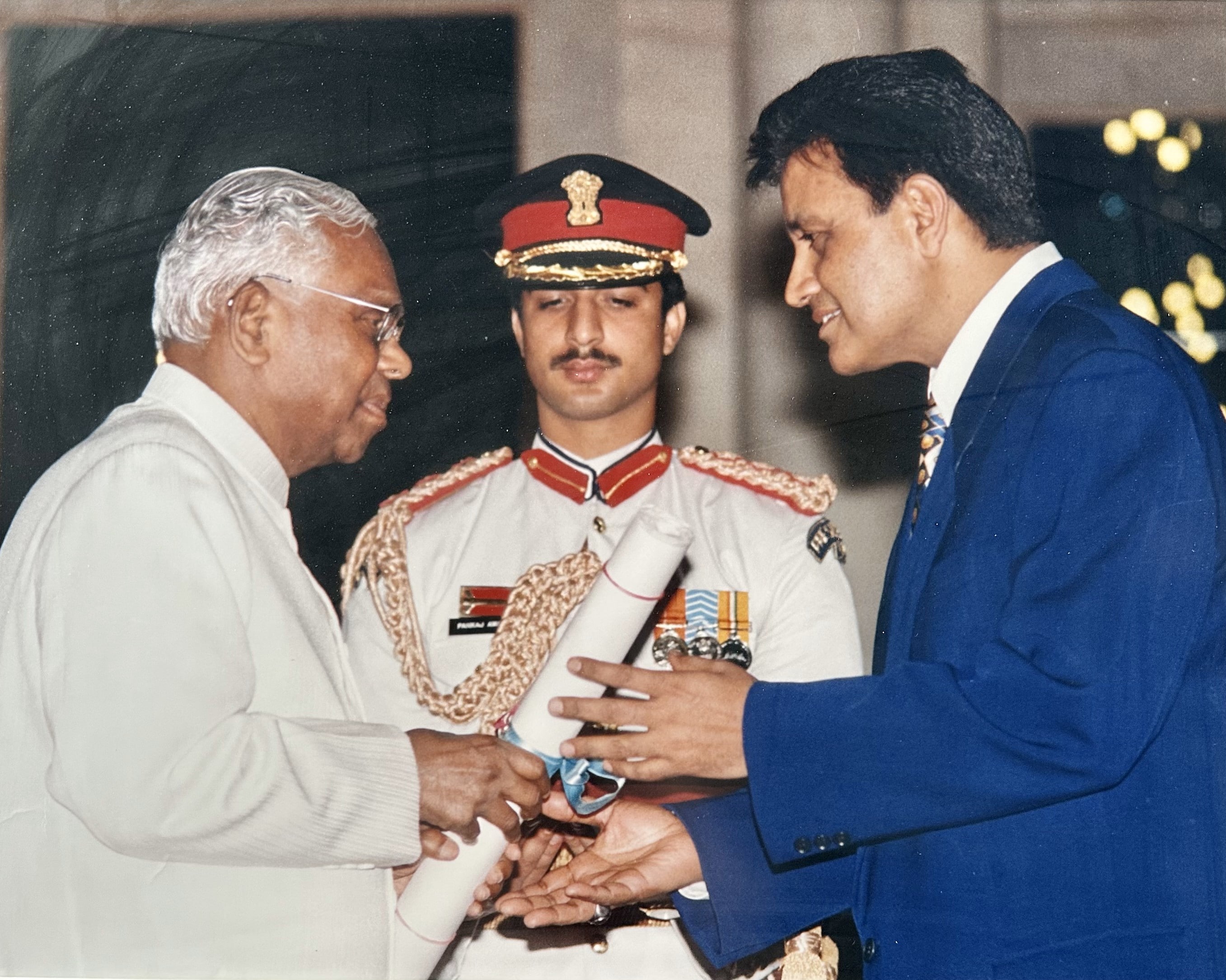 Dr Raj Bothra receiving the Padra Shri award from Indian President K.R. Narayanan